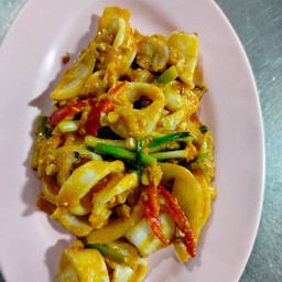 Stir Fried Squid With Salted Egg