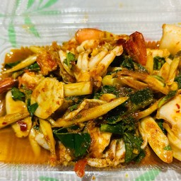 ผัดพริกแกงทะเลกระวานราดข้าว