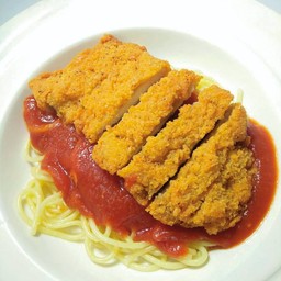 สปาเก็ตตี้ซอสมะเขือเทศไก่ทอด