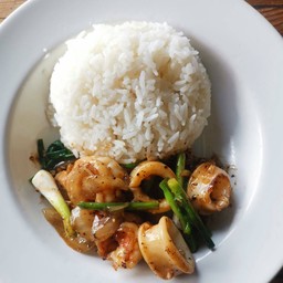 ผัดพริกไทยดำปลาหมึก