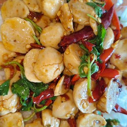 ข้าวกะเพราลูกชิ้นหมู