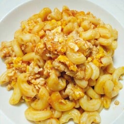 มักกะโรนีผัดซอสมะเขือเทศหมูสับ