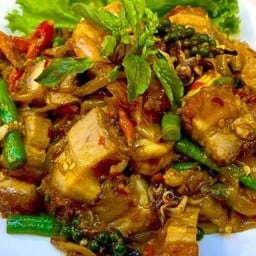 เส้นใหญ่ ผัดขี้เมาหมูกรอบ