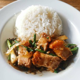 ผัดพริกไทยดำหมูกรอบ