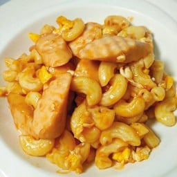 มักกะโรนีผัดซอสมะเขือเทศไส้กรอก