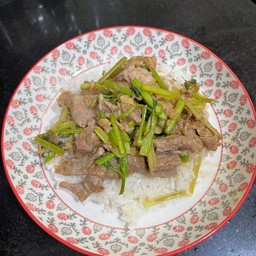 ข้าวหมูผัดขึ้นฉ่าย