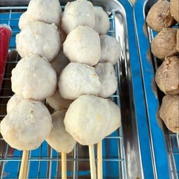 ลูกชิ้นงานวัด(ลูกชิ้นทอด) เซเว่นหอนาฬิกาติดกับต้มเลือดหมูลุงนวย(ร้านสีฟ้า)