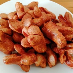 ไส้กรอกจัมโบ้หมูรมควันหนังกรอบทอด (14 ชิ้น) กับซอสมะเขือเทศ