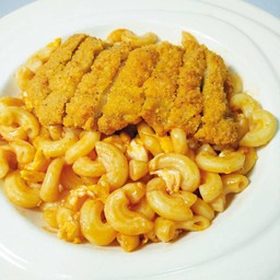 มักกะโรนีผัดซอสมะเขือเทศไก่ทอด