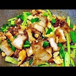 ผัดซีอิ๊ว เส้นใหญ่ หมูกรอบ