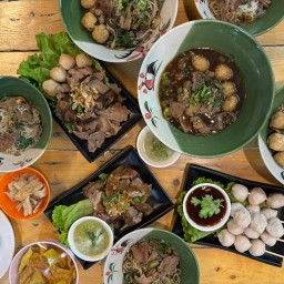 ป๋า.ยอด ก๋วยเตี๋ยวเรืออยุธยา กะเพรารสเด็ด