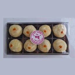 ขนมเปี๊ยะไส้หวานใส่ไข่เค็ม 8 ชิ้น (กล่องพลาสติก)
