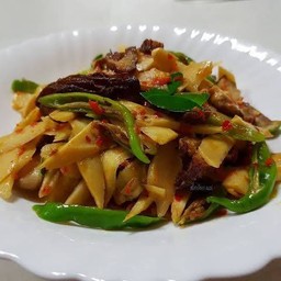 ข้าวราดผัดหน่อไม้ดองเจ