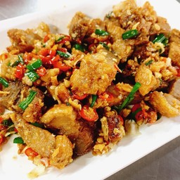 หมูกรอบคั่วพริกเกลือ