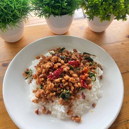 กระเพราหมูสับพริกแห้งราดข้าว