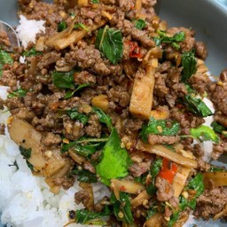 กะเพราเนื้อสับหน่อไม้ ราดข้าว