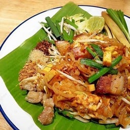 ผัดไทยหมูกรอบ