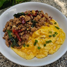 ข้าวกะเพราหมูสับผัดพริกแห้ง + ไข่ข้น