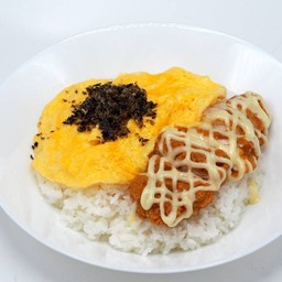 ข้าวไก่ทอดซอสมะนาวและไข่ข้น