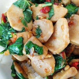 กะเพราลูกชิ้นหมู ราดข้าว