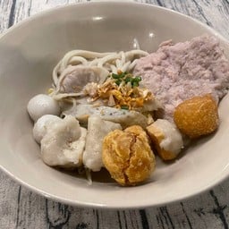 ก๋วยเตี๋ยวลูกชิ้นแคะเครื่องปลาหมูเด้ง