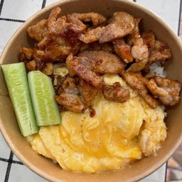 ข้าวไข่ข้นหมูกระเทียมหอมอร่อย