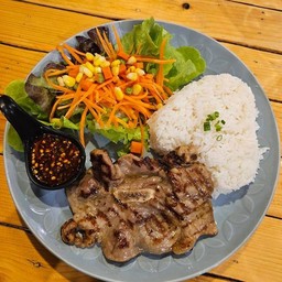 สเต็กหมูคุโรบุตะจิ้มแจ่วเสิร์ฟพรัอมข้าวสวยและเฟรนฟราย