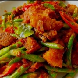 ผัดพริกแกงหมูกรอบ
