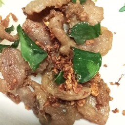 ข้าวราดไก่ทอดกระเทียมใบมะกรูด