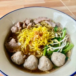 ก๋วยเตี๋ยวหมูหมักนุ่มลูกชิ้นน้ำใส