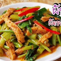 ผัดพริกแกงผักบุ้งเต้าหู้เจ