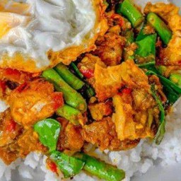 ข้าวผัดพริกแกงหมูสามชั้น