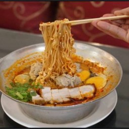 มาม่าต้มยำหมูกรอบมังใส่ไข่/媽媽湯姆百勝脆皮豬肉山竹加蛋