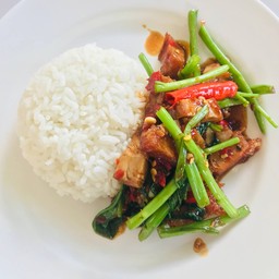 ผัดผักบุ้งหมูกรอบราดข้าว