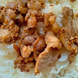 ข้าวหมูทอดกระเทียม