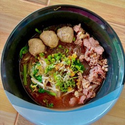 ก๋วยเตี๋ยวหมูลูกชิ้นล้วนน้ำตก