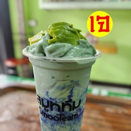 อะโวคาโดนมถั่วเจ ใส่สาหร่ายสไปรูลิน่าสีน้ำเงิน (พันธุ์ แฮส)