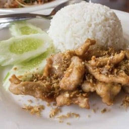 ไก่ผัดกระเทียม