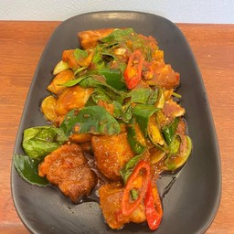 ผัดพริกแกงหมูกรอบ