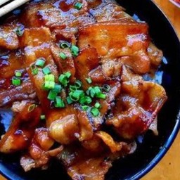 ข้าวหน้าหมูย่าง