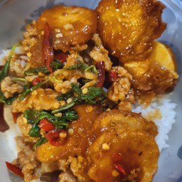 ข้าวผัดกะเพรา เต้าหู้ทอด+หมูสับ