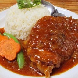 ฟิวส์ดาข้าวไก่อบซอสแดงและผลไม้สดพร้อมทาน ฟิวส์ดาข้าวไก่อบซอสแดง และผลไม้สดพร้อมทาน