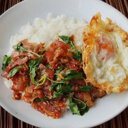 ข้าวกะเพราเบค่อนไข่ดาว