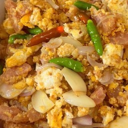 ผัดแหนมไส่ไข่ราดข้าว