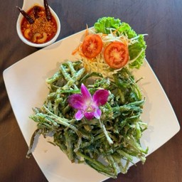 ยำผักบุ้งกรอบ