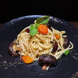 สปาเกตตี้ผัดพริกแห้งเห็ดชิมาจิ 🌶️ 🍄🟫