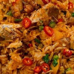 ข้าวผัดคะน้าปลากระป๋องหอมแดงพริกซอย(ไข่ต้ม)