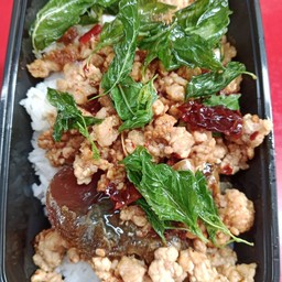 ข้าวกะเพราไข่เยี่ยวม้าหมูสับพริกแห้ง