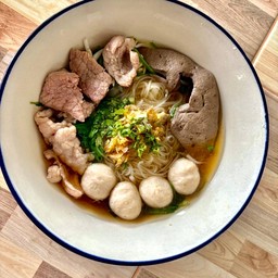 ก๋วยเตี๋ยวหมูหมักนุ่มน้ำตก