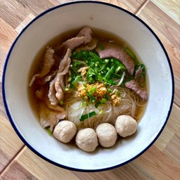 ก๋วยเตี๋ยวหมูหมักนุ่มลูกชิ้นน้ำตก